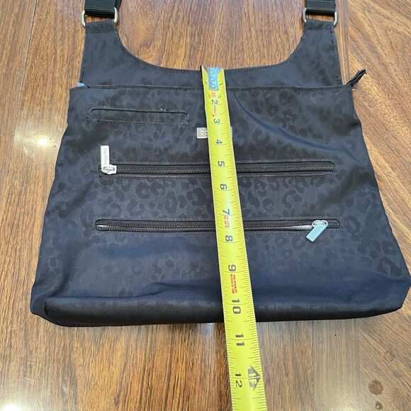 BAGGALLINI Bag Black on Black Cheetah Print Bucket Bag Crossbody Shoulder  Purse - Picture 3 of 9